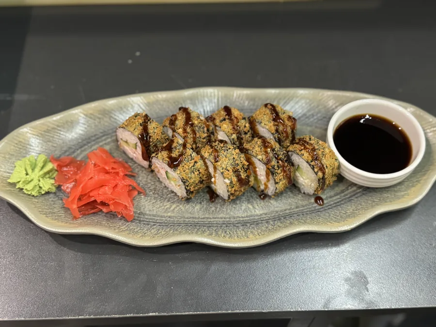 Суши жаренный с курицей